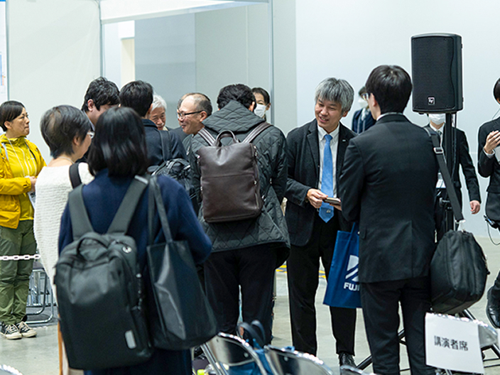 名刺交換と対話が続く、ネットワーキングの時間